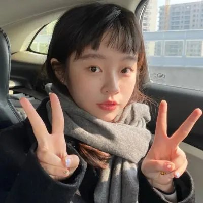 当她换上泳衣